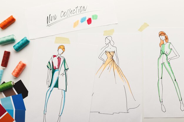 Nuevo fondo de colección de moda. Bocetos dibujados a mano de ropa en pizarra, muestras de color