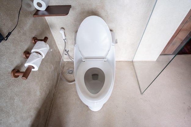 Nuevo inodoro de cerámica y papel higiénico limpieza wc estilo de vida y concepto de higiene personal