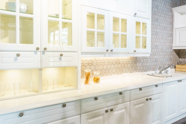 Nuevo interior de cocina moderno, luminoso y limpio con electrodomésticos de acero inoxidable en una casa de lujo