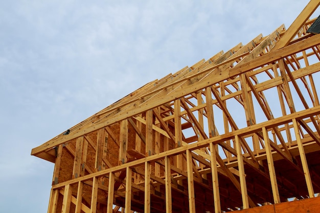 Un nuevo marco de madera en una casa en construcción en un cielo azul