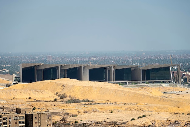 Nuevo Museo Egipcio de El Cairo cerca de las Grandes Pirámides en la meseta de Giza en el fondo de El Cairo