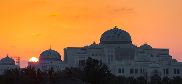 Nuevo Palacio Presidencial al atardecer en Abu Dhabi, Emiratos Árabes Unidos.