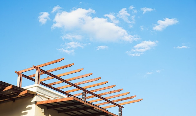 nuevo palo construido casa en construcción bajo cielo azul