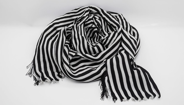 Foto nuevo pañuelo a rayas blancas y negras aislado sobre fondo blanco