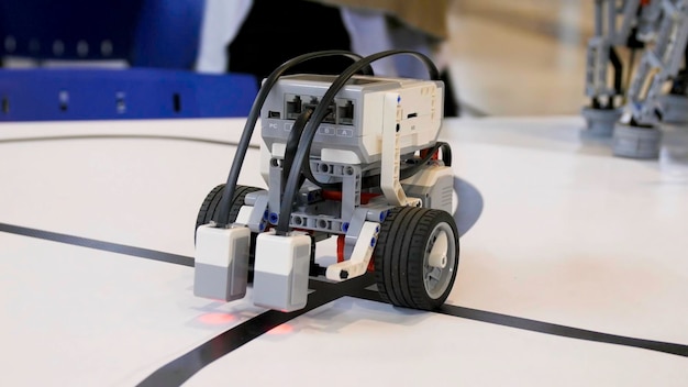 Nuevo proyecto de robot que conduce sobre la cinta negra autocontrol con detector de trayectoria robot de vehículo eléctrico