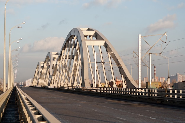 Nuevo puente combinado de carretera y ferrocarril en Kiev