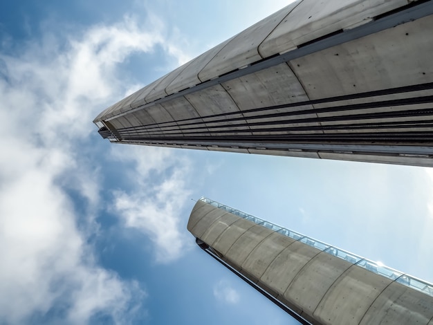 Foto nuevo puente elevador jacques chaban-delmas sobre el río garona en burdeos