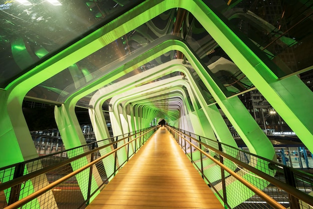 El nuevo puente peatonal GBK sobre la autopista Sudirman