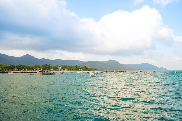 El nuevo puerto de pasajeros de Con Dao Express boat proporcionó los servicios de transporte en la isla de Con Dao, Vietnam, la isla de Con dao y el cielo azul en