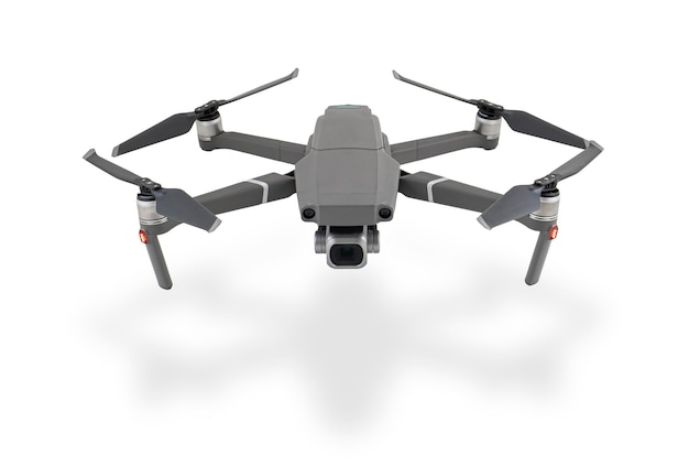 Nuevo quadcopter drone gris oscuro con cámara digital y sensores volando aislado sobre fondo blanco.
