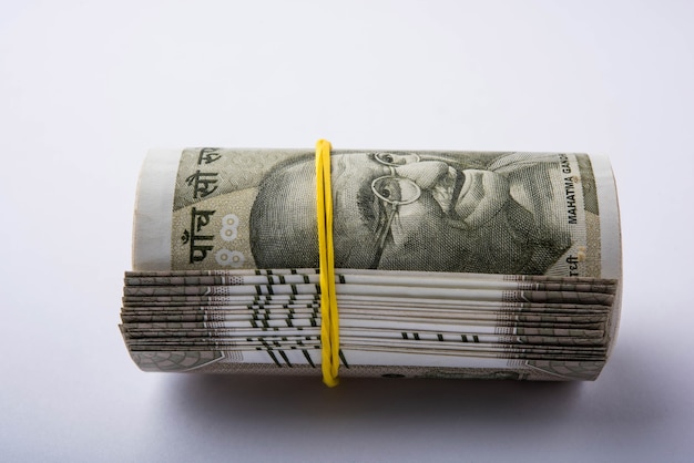 Foto nuevo rollo o paquete de rupias indias, enfoque selectivo