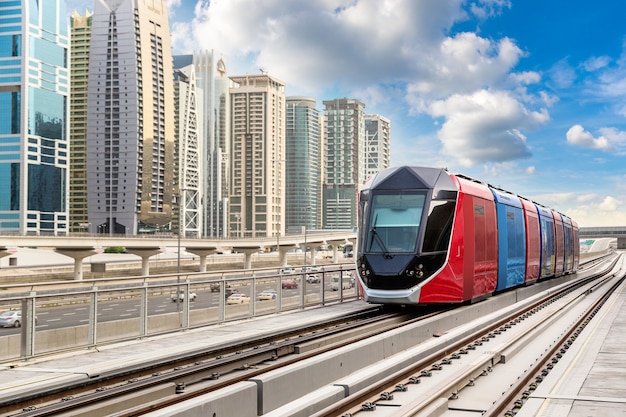 Nuevo tranvía moderno en Dubai en Emiratos Árabes Unidos