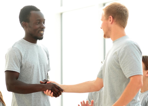 Nuevos amigos dándose la mano durante el taller.