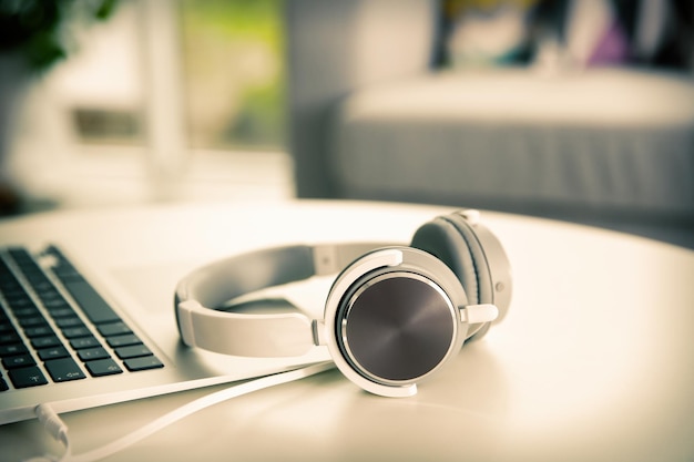 Nuevos auriculares sobre la mesa en la sala de estar