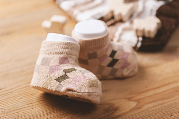 Nuevos calcetines de bebé en tablero de madera concepto de recién nacido y bebé profundidad de campo