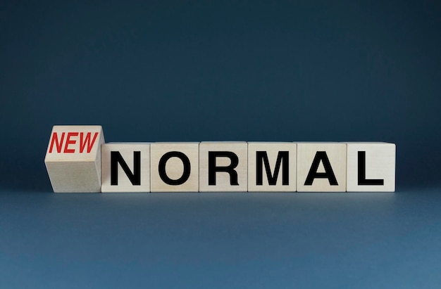 Nuevos cubos normales forman las palabras New Normal