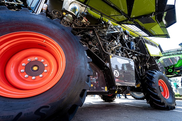 Foto nuevos detalles de maquinaria y equipos agrícolas modernos