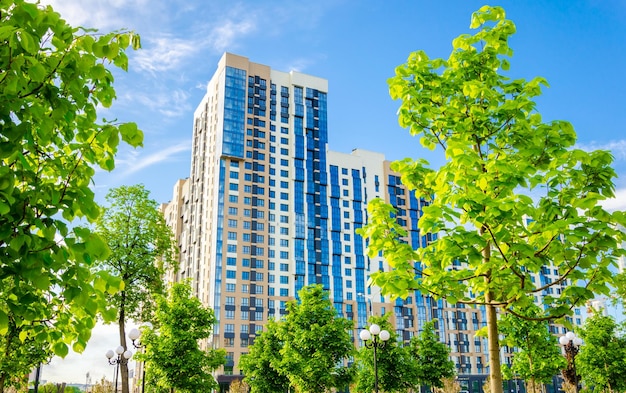 Nuevos edificios residenciales de gran altura en un día de verano.