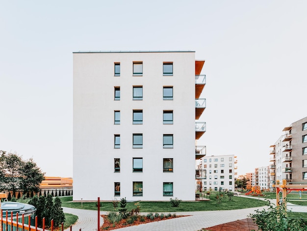 Nuevos edificios residenciales de viviendas planas y parque infantil. Con concepto de instalaciones al aire libre.