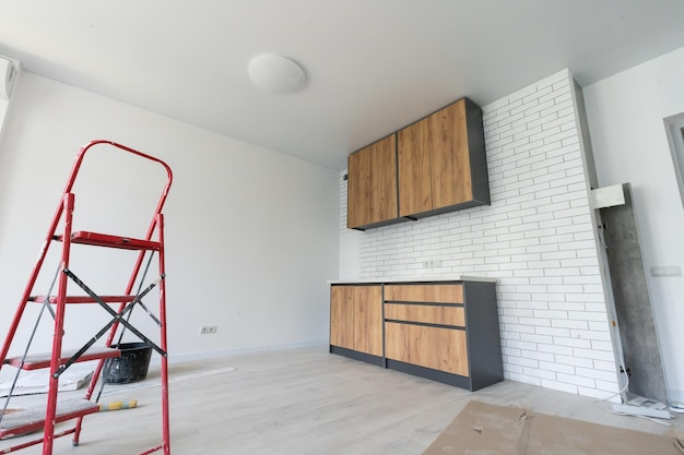 Nuevos gabinetes de cocina de madera instalados con acero inoxidable decorativo moderno