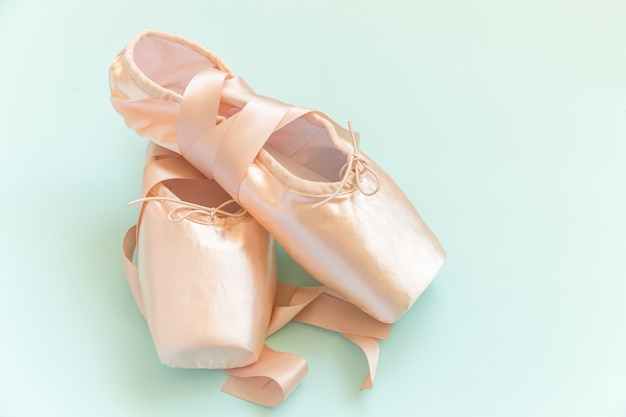 Nuevos zapatos de ballet beige pastel con cinta de raso aislado en azul