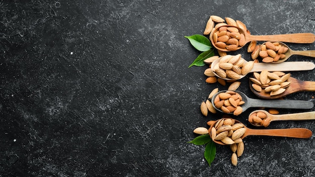 Nuez de almendra en una cuchara de madera Vista superior Espacio libre para su texto