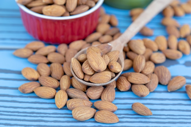 Nuez de almendra en cuchara de madera.