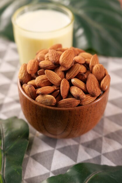 Nuez de almendra y leche en la mesa de cerca.