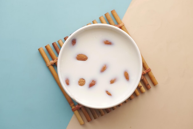 nuez de almendra y leche en la mesa