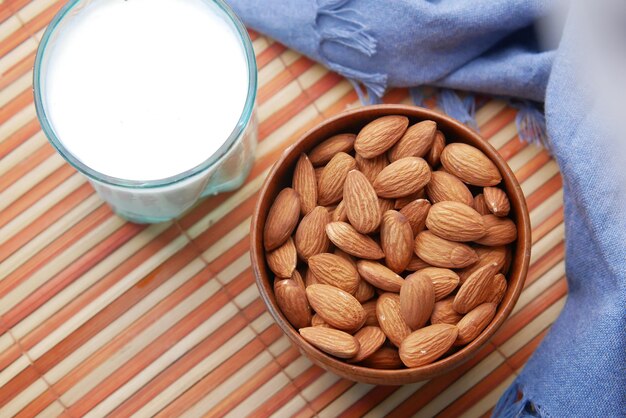 nuez de almendra y leche en la mesa