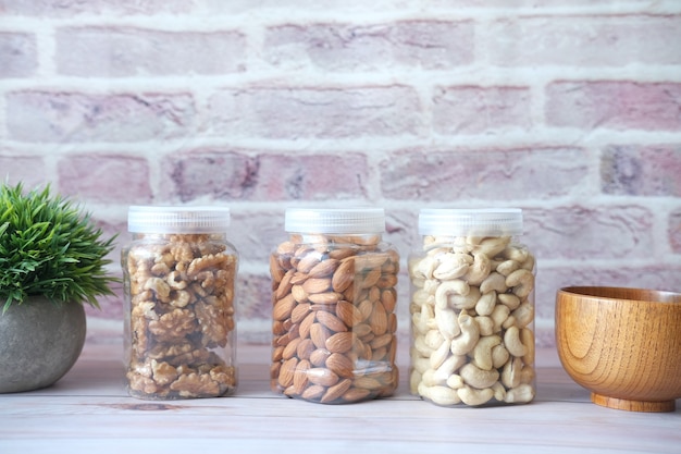 Nuez de anacardo y almendras en un recipiente en la mesa