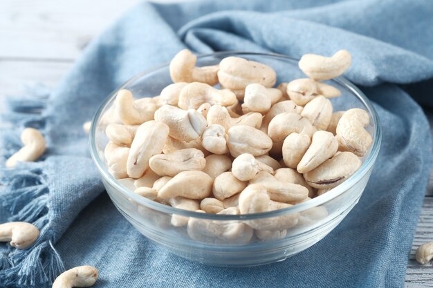 Nuez de anacardo en un recipiente en la mesa de cerca