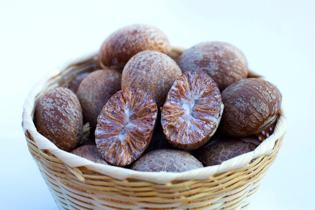 Nuez de betel sobre fondo blanco.