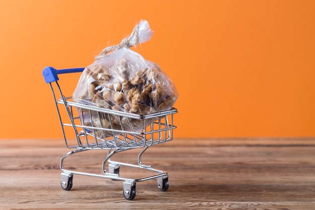 Una nuez en una bolsa de plástico en un carrito de compras