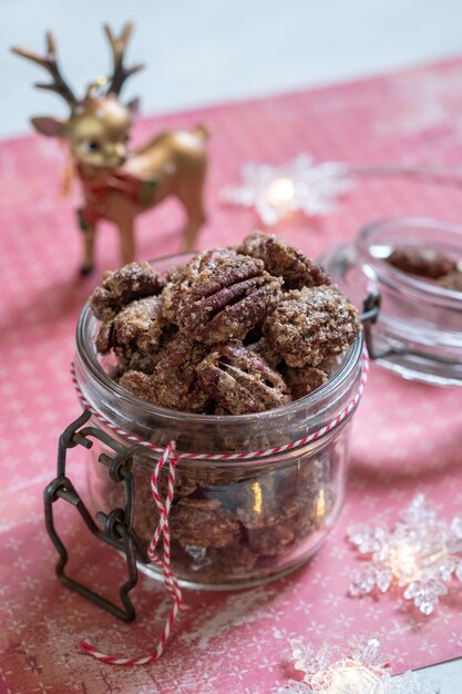 Nuez confitada, almendra y nuez con panela y canela