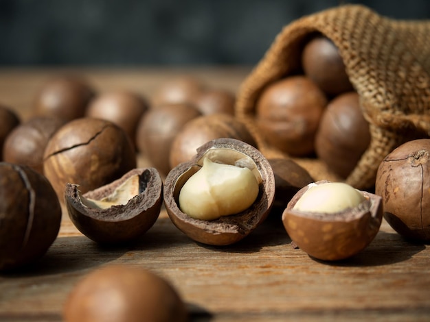 Nuez de macadamia asada en una mesa de madera para un concepto saludable de merienda o comida vegana.