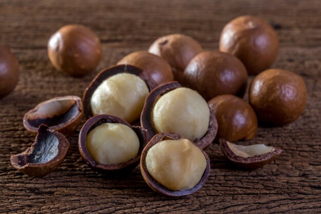 Nuez de macadamia en la mesa de madera.