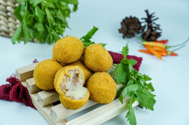 Foto un nugget de pollo es un producto alimenticio que consiste en un pequeño trozo de carne de pollo deshuesada que es pan