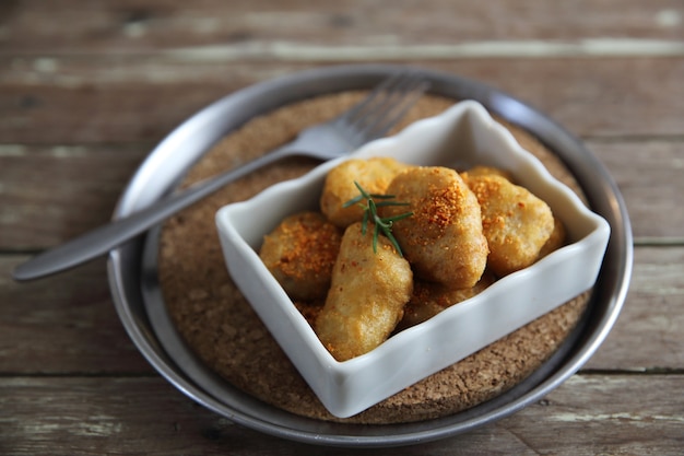 Nuggets auf Holzhintergrund