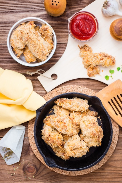 Nuggets caseros de pollo en una sartén