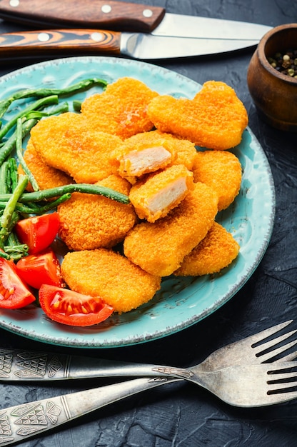 Nuggets com guarnição de vegetais