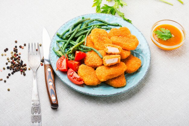 Nuggets com guarnição de vegetais