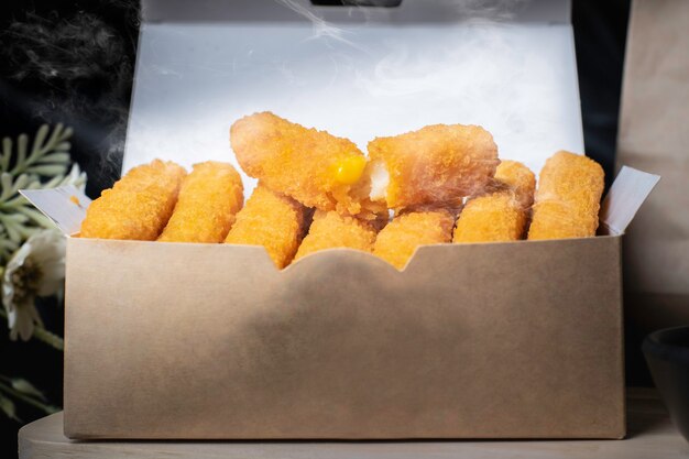 Foto nuggets, comida frita dorada, rellena por dentro