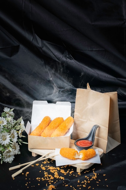 Foto nuggets, comida frita dorada, rellena por dentro