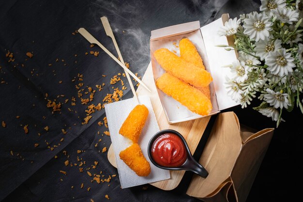 Nuggets, comida frita dorada, rellena por dentro