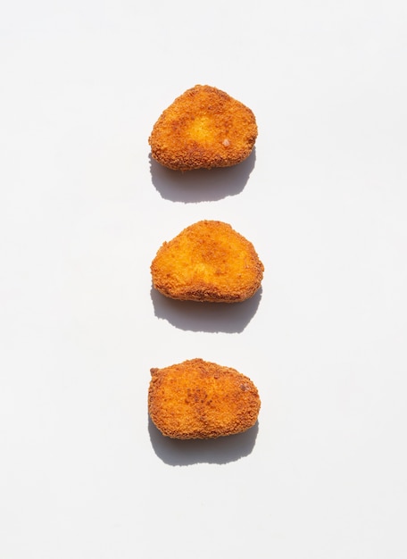 Foto nuggets de frango, alinhados em fundo cinza