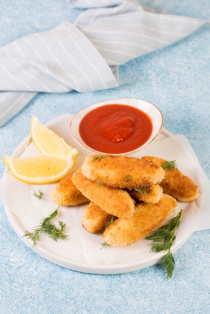 Nuggets de frango caseiro com molho de tomate