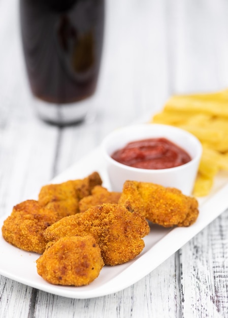 Nuggets de frango caseiro em fundo vintage