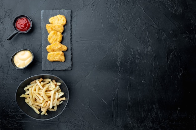 Nuggets de frango caseiro frito na mesa preta, plana leigos.