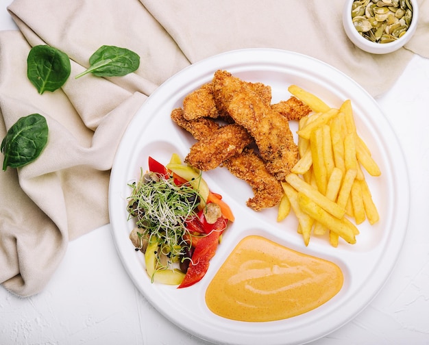 Nuggets de frango com batatas fritas e molho de mostarda